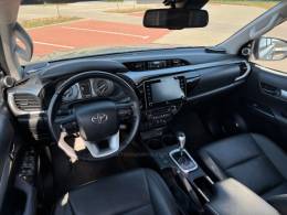 TOYOTA - HILUX - 2022/2022 - Prata - R$ 247.900,00