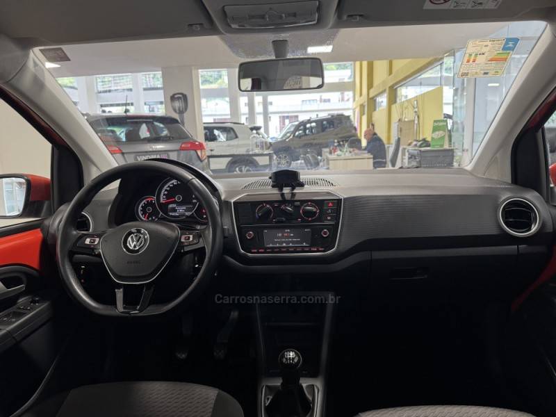 VOLKSWAGEN - UP - 2017/2018 - Laranja - R$ 58.900,00
