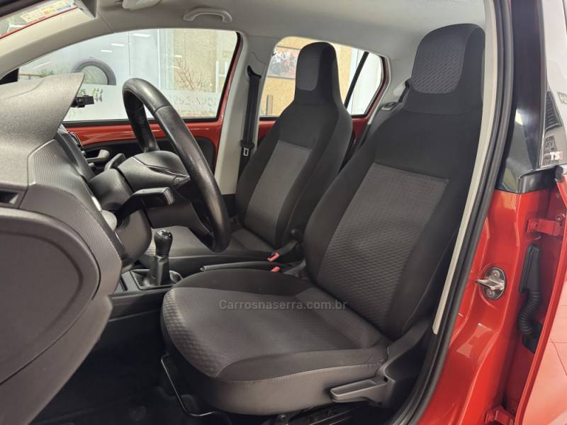 VOLKSWAGEN - UP - 2017/2018 - Laranja - R$ 58.900,00
