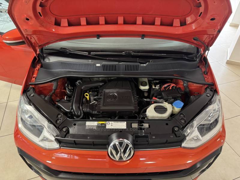 VOLKSWAGEN - UP - 2017/2018 - Laranja - R$ 58.900,00