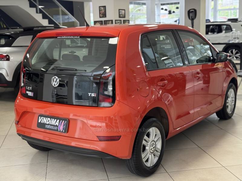 VOLKSWAGEN - UP - 2017/2018 - Laranja - R$ 58.900,00