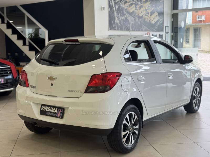 CHEVROLET - ONIX - 2014/2015 - Branca - R$ 61.900,00