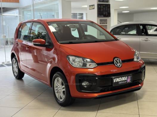 VOLKSWAGEN - UP - 2017/2018 - Laranja - R$ 58.900,00