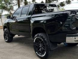 TOYOTA - HILUX - 2023/2024 - Preta - R$ 269.900,00