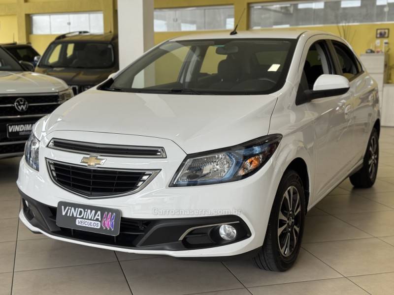 CHEVROLET - ONIX - 2014/2015 - Branca - R$ 61.900,00