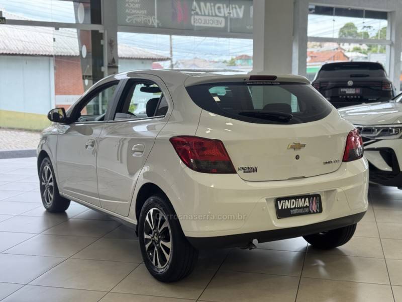 CHEVROLET - ONIX - 2014/2015 - Branca - R$ 61.900,00