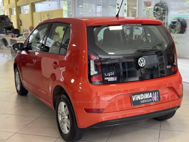VOLKSWAGEN - UP - 2017/2018 - Laranja - R$ 58.900,00